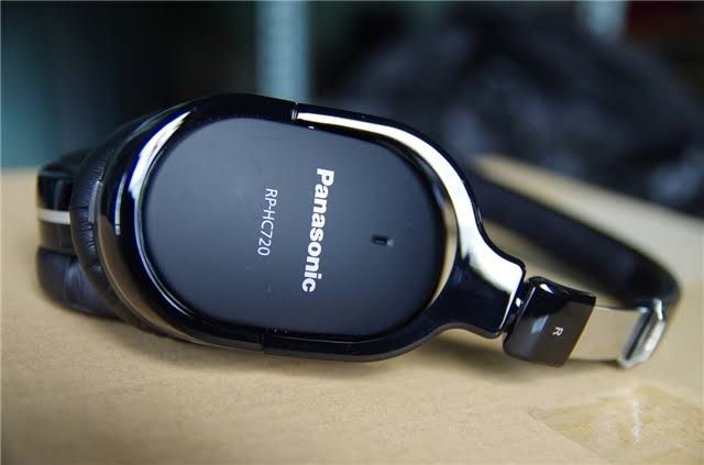 Black Over-Ear Noise Canceling Headphones B425065