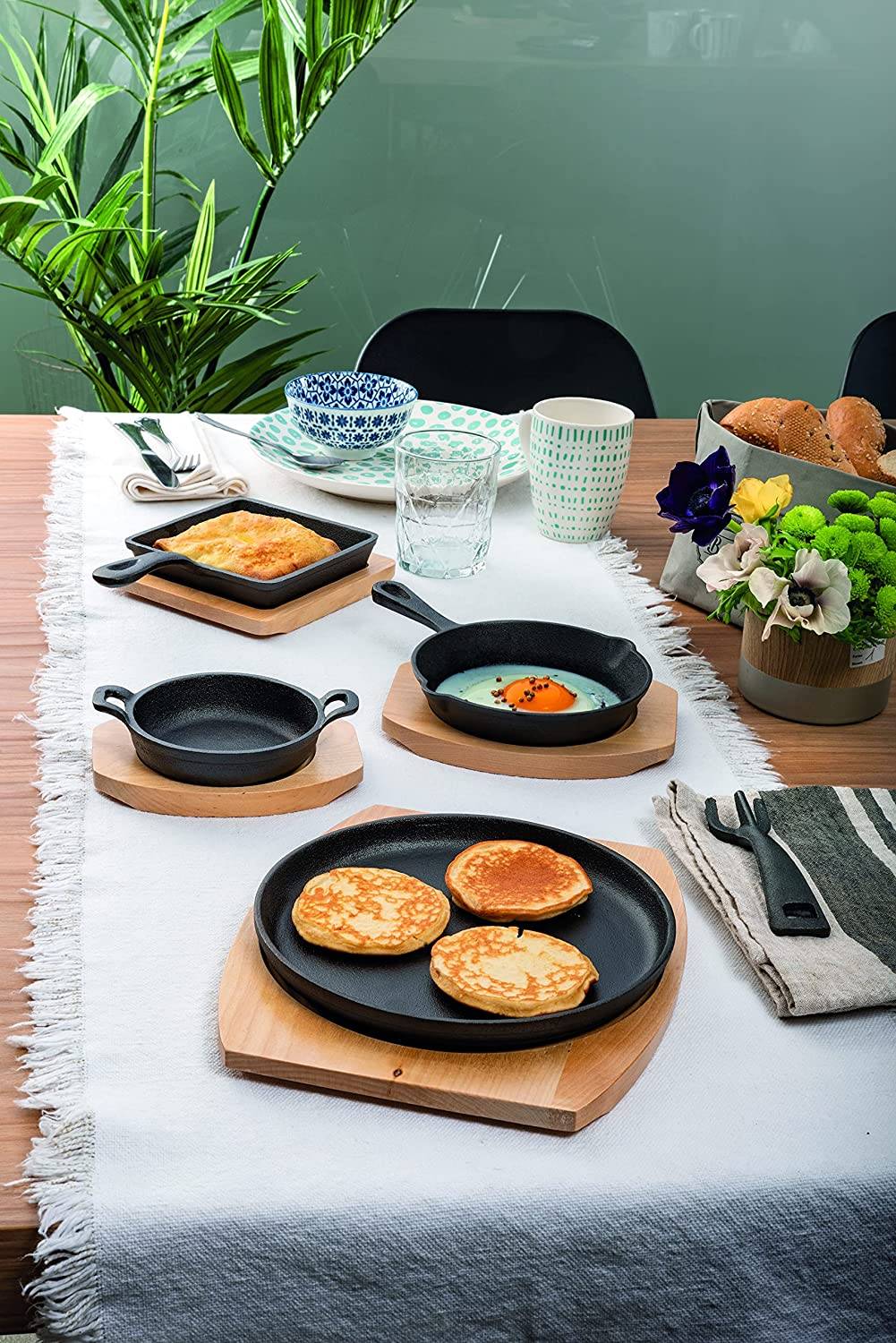 Cast Iron Round Frying Pan with Beech Trivet 21cm V287684